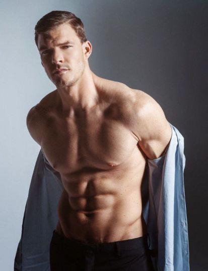 Alan Ritchson Shirtless