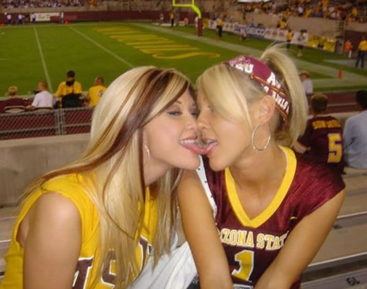 Hot Cheerleaders Kissing Girls