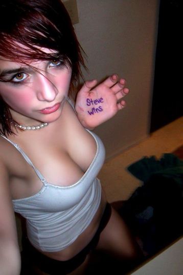 Hot Emo Girls Cleavage