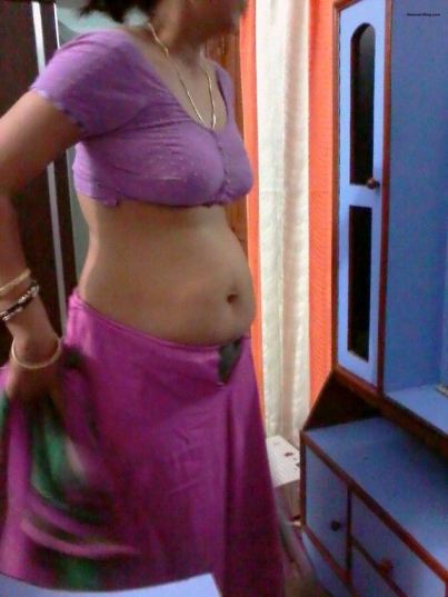 Hot Indian Bhabhi In Saree Boobs