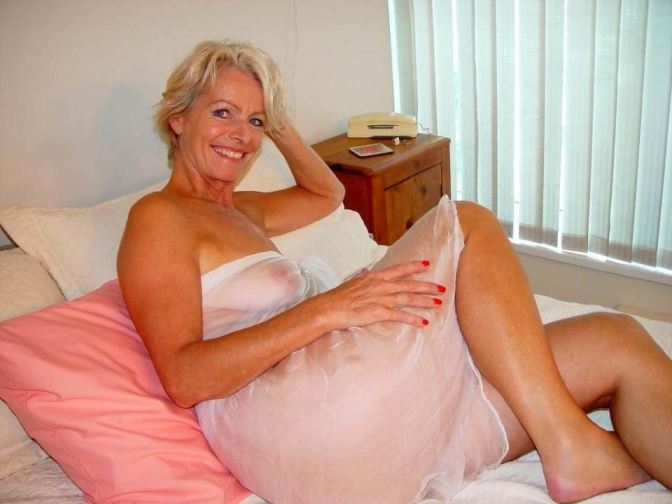 Hot Sexy Blonde Mature Justine Posing