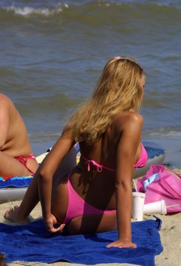 Hot Teen In Pink Bikinis Scratch Her Ass