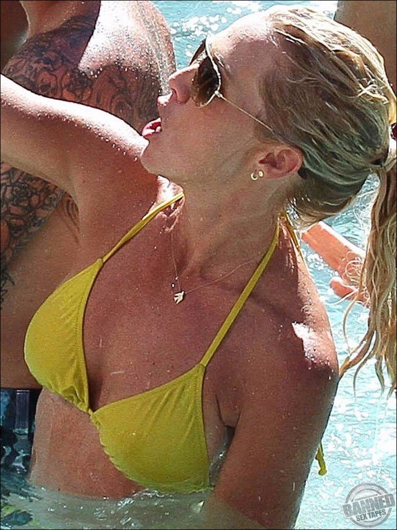 Jennie Garth Bikini