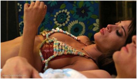 Lizzy Caplan Nude