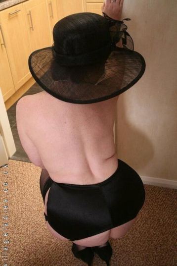 Mature Girdle Upskirt