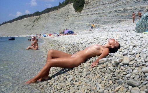 Nude And Gorgeous Teen Girl Exhibit Tits And Pussy On The Beach