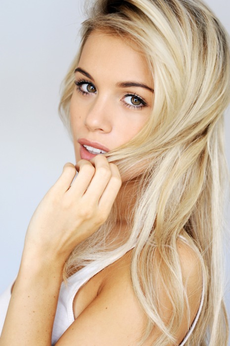 Pretty Girl Blonde Hair Brown Eyes