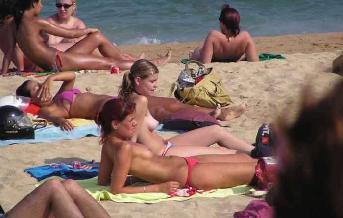 Pretty Teens Reveal Their Awesome Tits On The Beach
