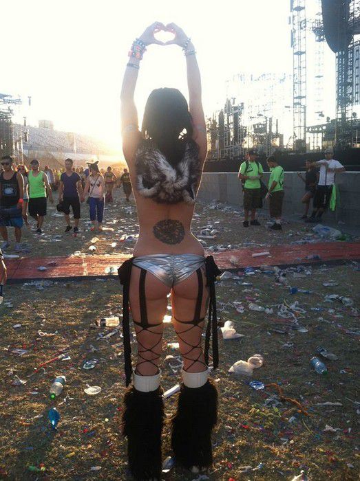 Raver Girl Nude Ass