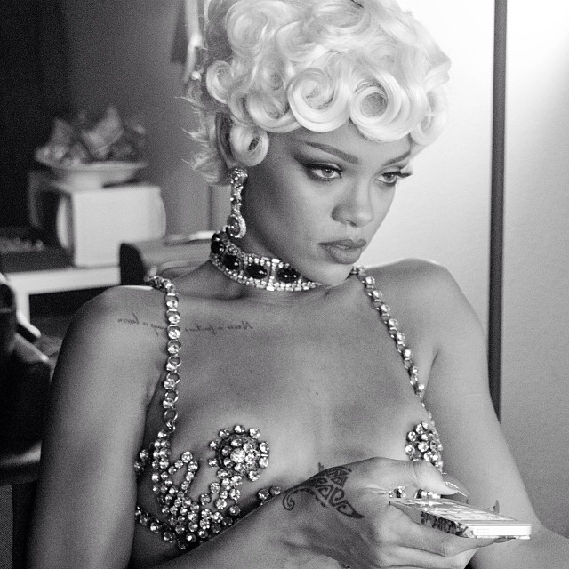 Rihanna Pour It Up