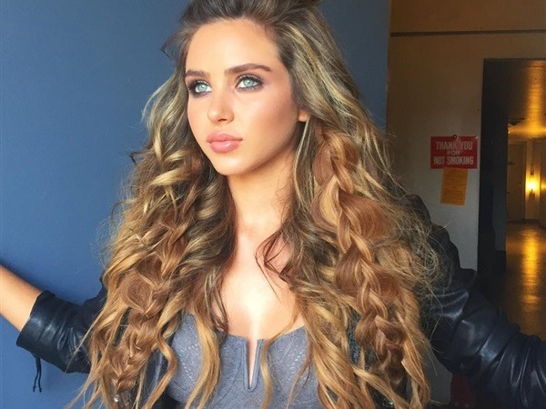 Ryan Newman Behind The Scenes Of Her Covered Topless Photo Shoot
