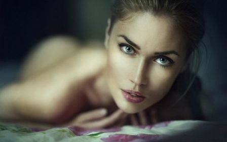 Stunning Naked Beauty Blue Eyes Bed