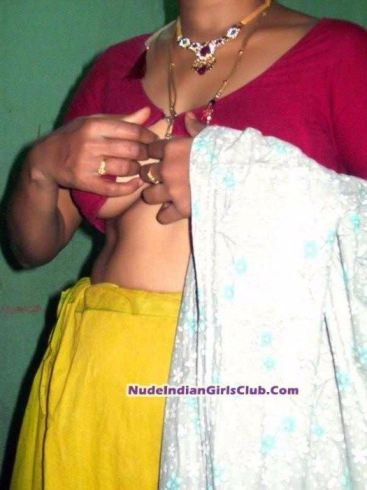 Tamil Auntys Saree Cleavage