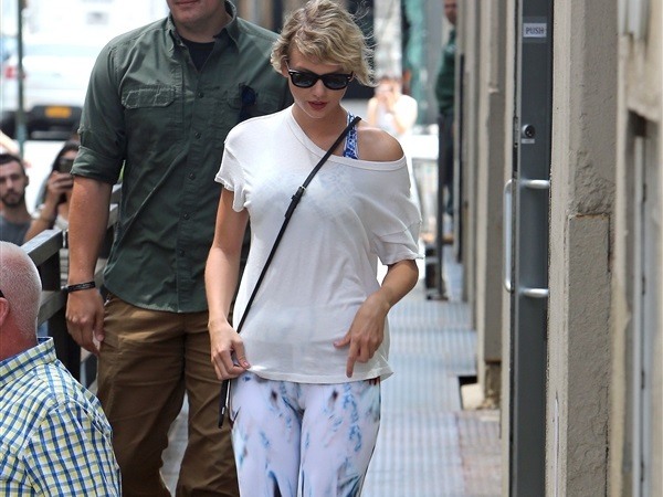 Taylor Swift Camel Toe In Tight Pants
