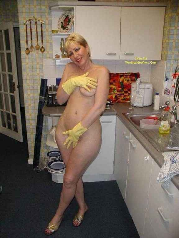 Amateur Mature Nude Women Doing Housework