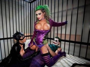 Cunt Respect With Nude Batman In Sultry Naked Bitch