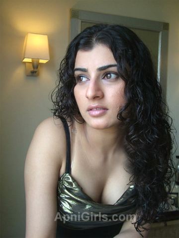 Cute Girl Cleavage