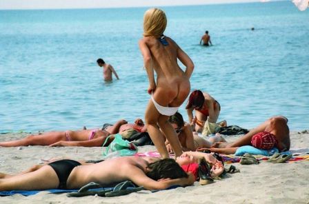 bikini girl butt swimming