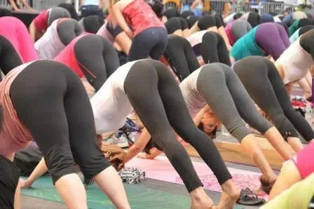 girls butts yoga pants